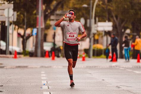 How to Drink Water While Running: Exploring the Art of Hydration and the Philosophy of Motion